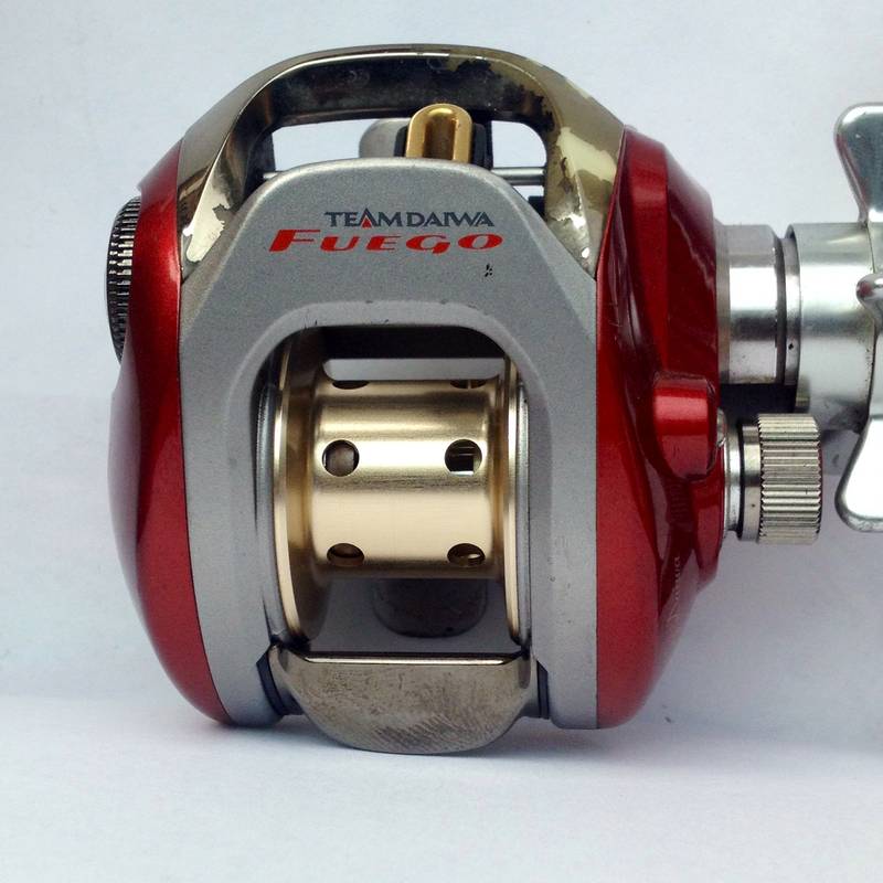 Tons of RH reels for sale! Abu, Daiwa and Shimano - For Sale